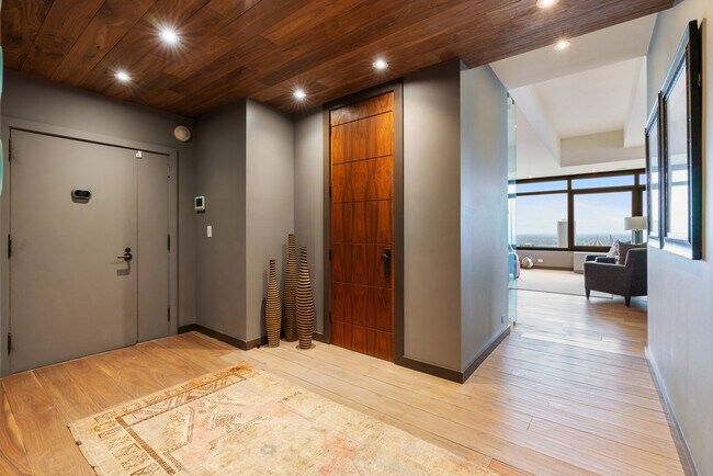 Building Photo - 175 E Delaware Pl