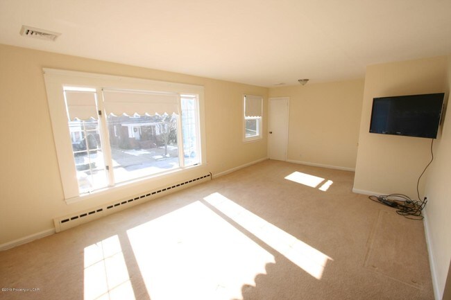 Building Photo - 568 Ford Ave