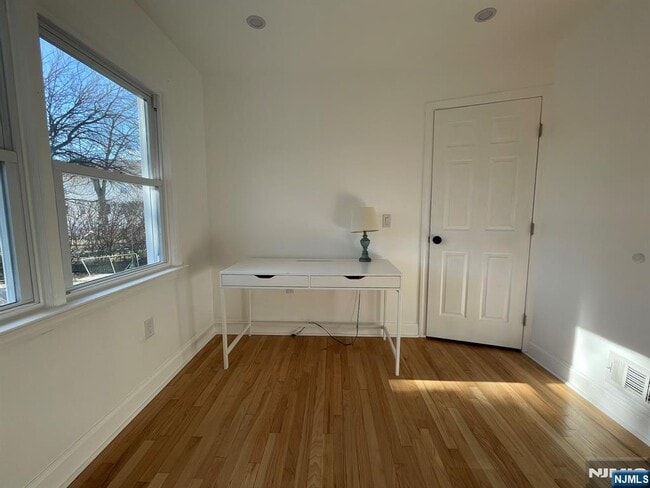 Building Photo - 11 Raymond Pl