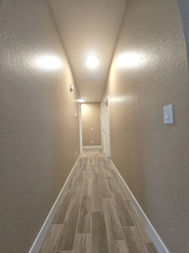 Building Photo - 2300 E Magma Rd