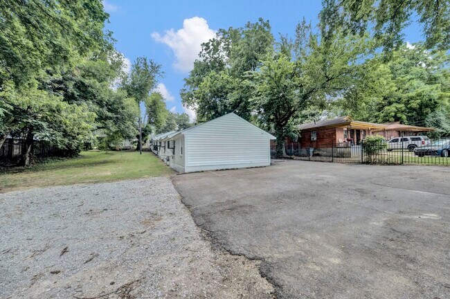 Building Photo - 2966 Yale Ave