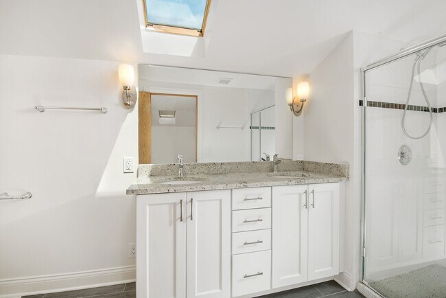 Building Photo - Large 3 BR/3 BA Duplex in the heart of Lincoln Park