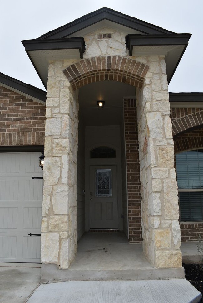 Building Photo - Beautiful Home in the Cedarbrook Ridge sub...