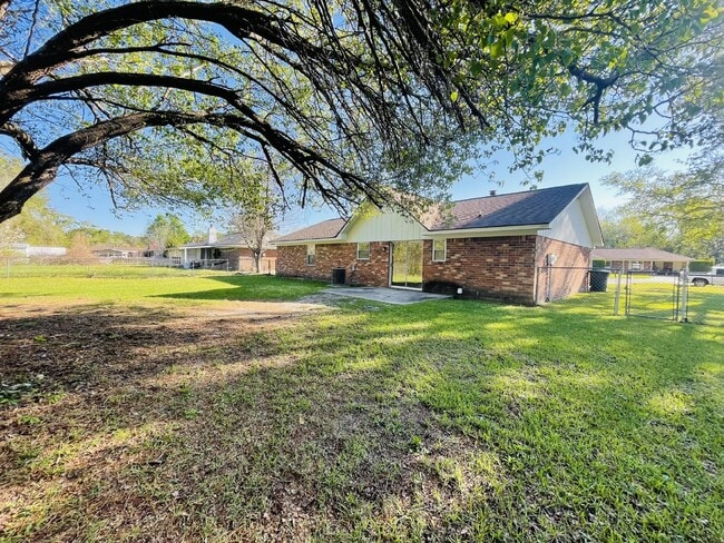 Building Photo - Home For Rent