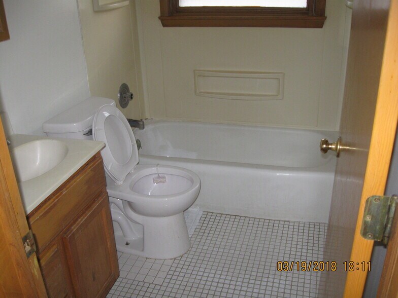 Building Photo - 932 Blackstone Ave