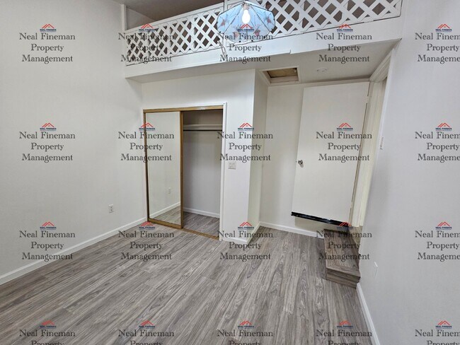 Building Photo - 4 BED, 1 BATH APARTMENT, TANDEM PARKING Electric Water included.