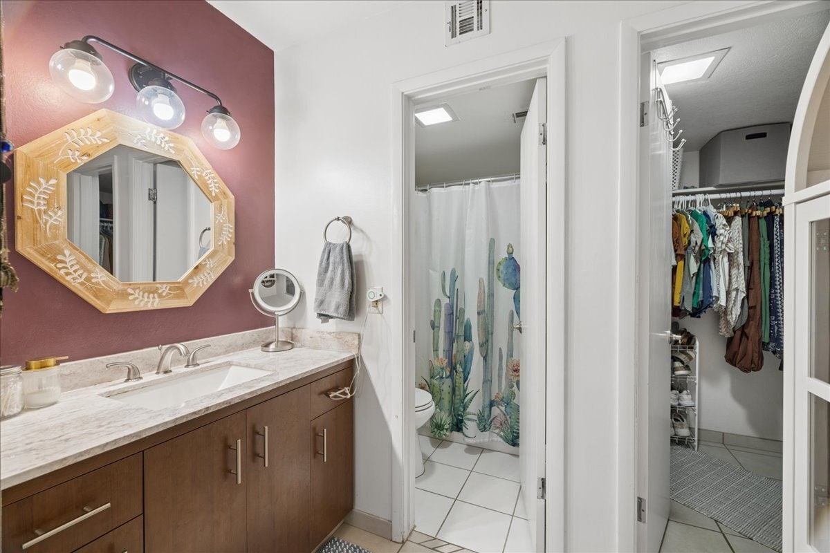 Ensuite w/walk in closet - 4150 E Cactus Rd