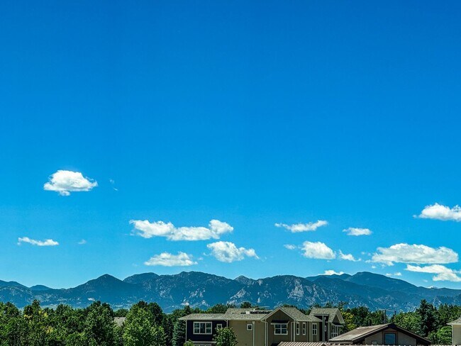 Building Photo - Beautiful "Like New" Large 2Bd 2Ba condo W/ amazing views of the flatirons!