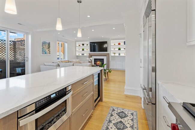 Building Photo - 736 W Melrose St