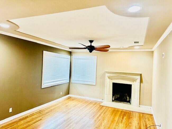 Building Photo - Move right in! This is an ideal home, gorg...