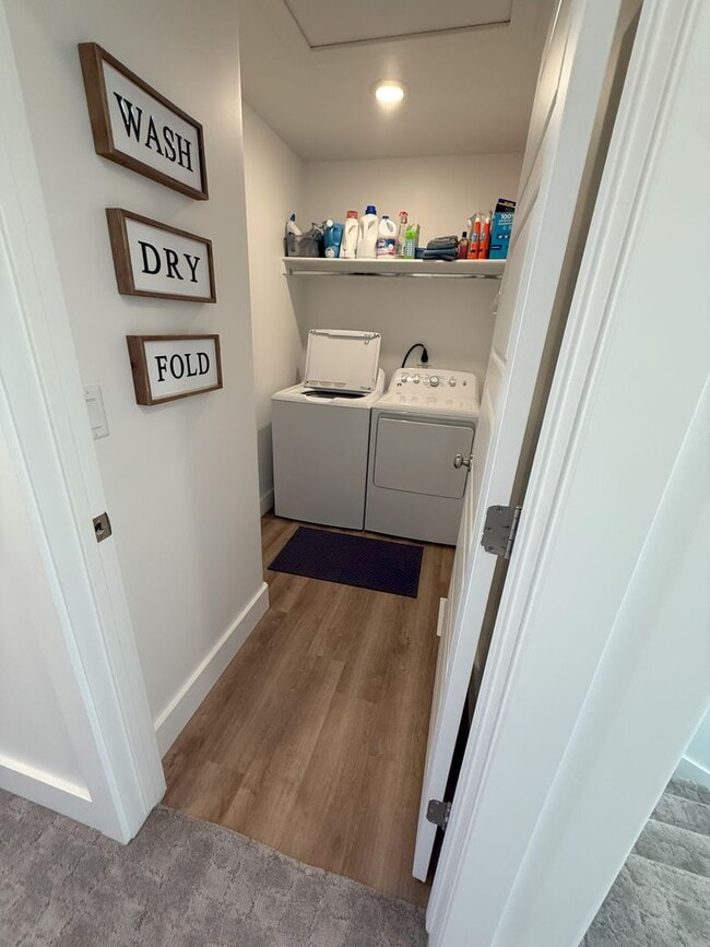 Building Photo - Modern 3-Bedroom End-Unit Townhome in Smit...