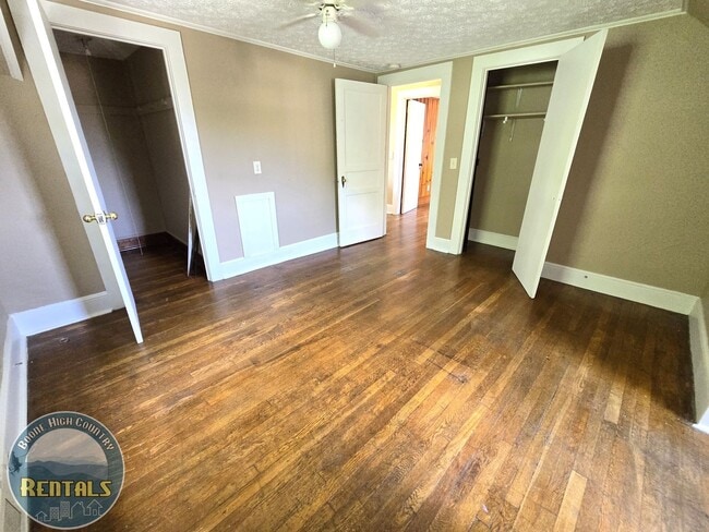 Building Photo - 310 Ridge St NW