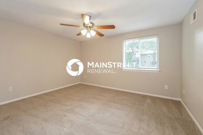 Building Photo - 3 Bedroom Pet-Friendly Home in Overland Park, KS with Main Street Renewal