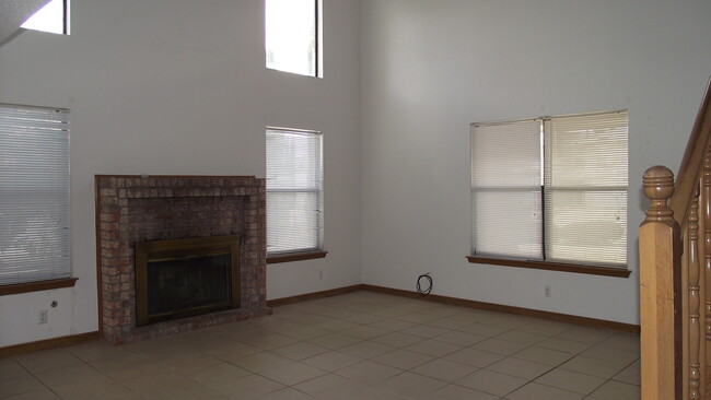 Building Photo - Northeast El Paso 3 Bed Refrig A/C by Fran...