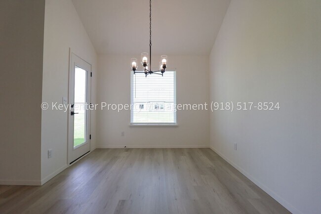 Building Photo - 2908 S Redwood Ave