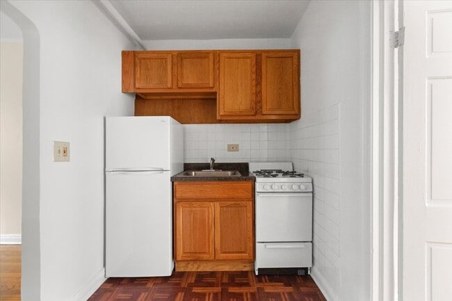 Building Photo - 1800 W Farwell Ave