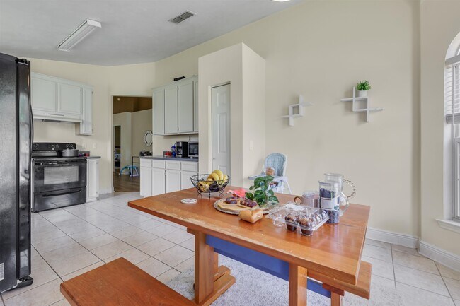 Building Photo - 1583 Applewood Way