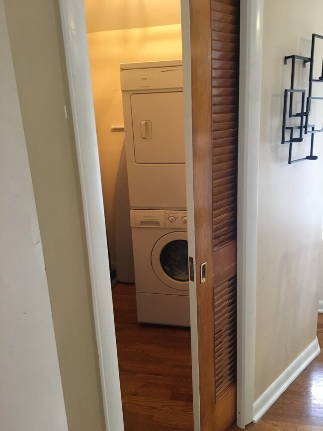 Building Photo - 1027 Cherokee Rd