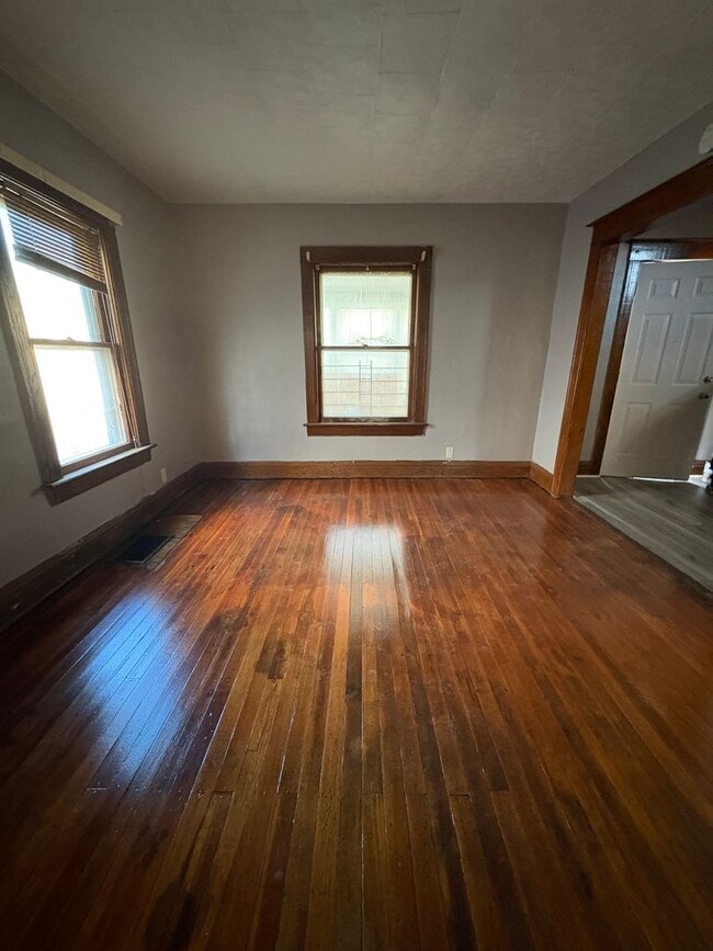 Building Photo - Three Bedroom Single Family Home!