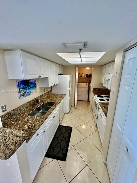 Building Photo - 400 Crestwood Ct N