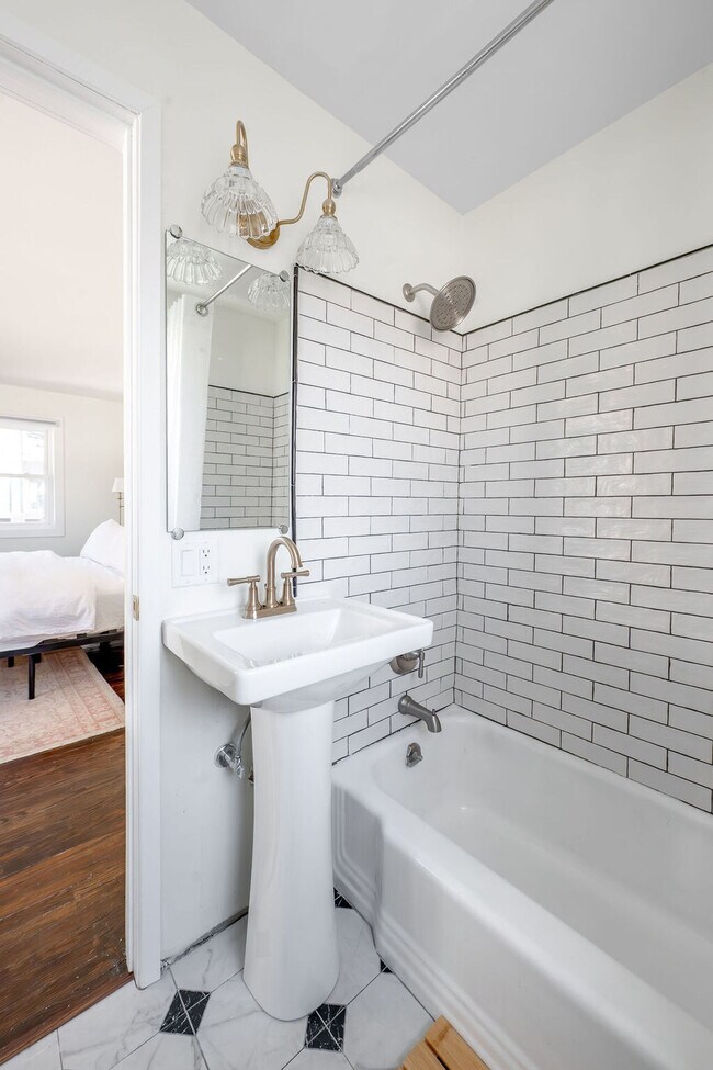 Building Photo - 113 S Henry St