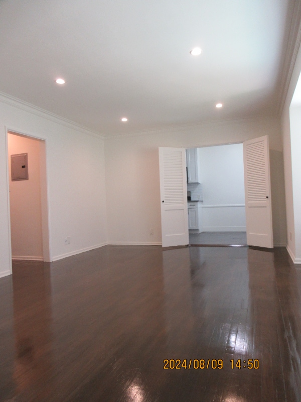 Building Photo - 905 N Sweetzer Ave