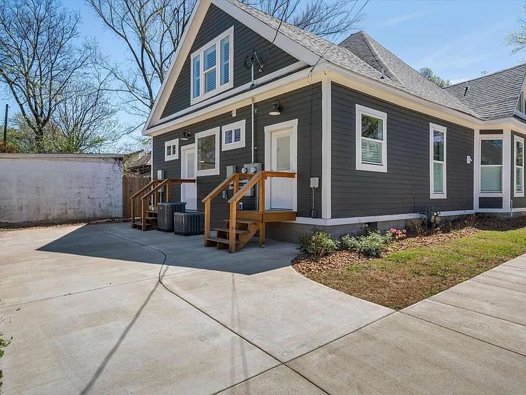 Building Photo - 2228 Oliver Ave