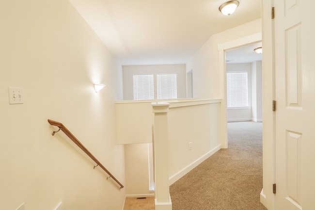 Building Photo - Gorgeous 3x2.5 duplex unit with a fenced b...