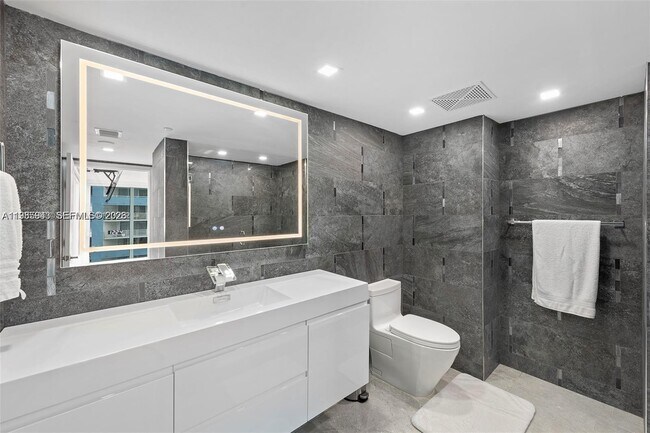 Building Photo - 2101 Brickell Ave