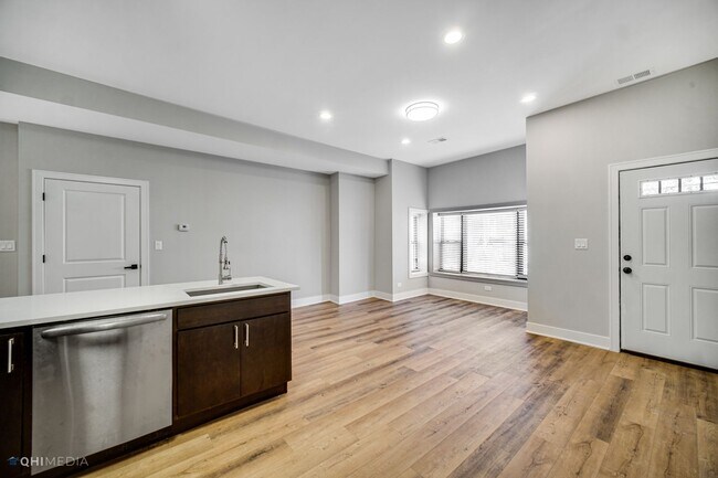 Building Photo - 2735 W Polk St