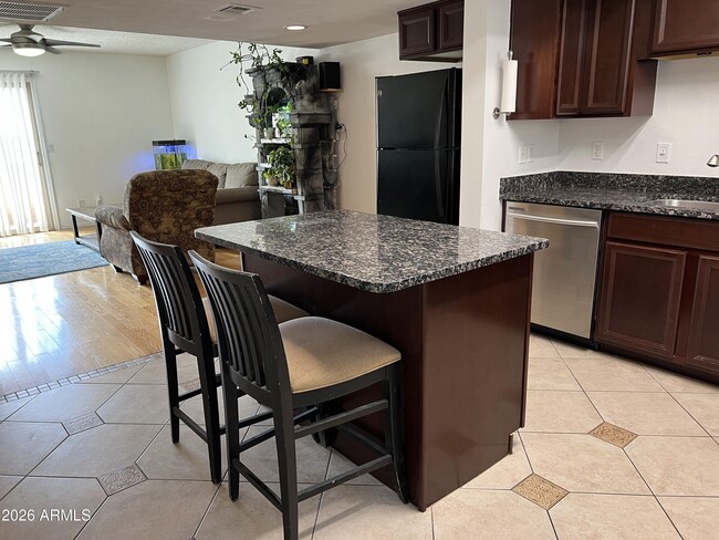 Building Photo - 1601 W Sunnyside Dr