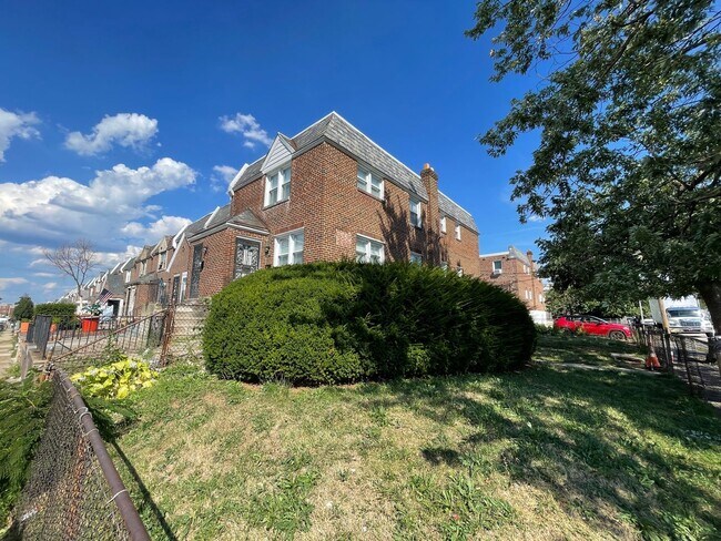 Building Photo - BRAND NEW 2 BEDROOM 1 BATH APARTMENT