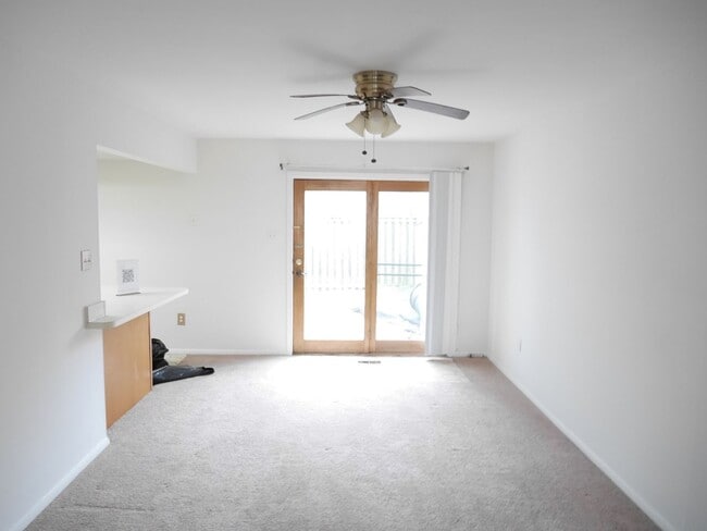 Building Photo - Olde Crofton Charm! Two Bedroom Townhome