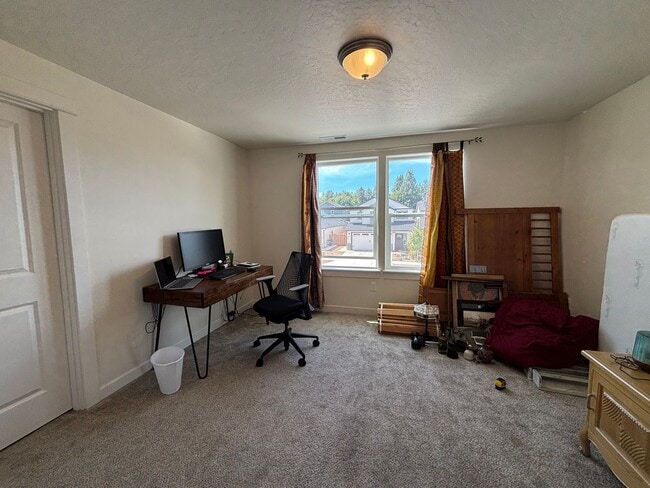 Building Photo - Beautiful 3 Bed/2.5 Bath with Fully Fenced...