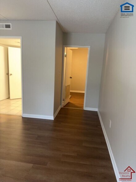 Building Photo - 915 S Seminole Dr