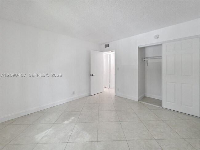 Building Photo - 2212 S Cypress Bend Dr