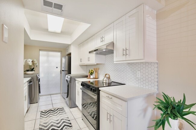 Building Photo - Beautifully Remodeled 1 bed 1 bath Villa n...