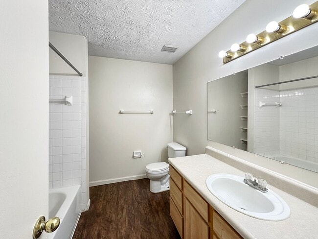 Building Photo - Battle Creek 3 Bedroom / 2 Bath Apartment – Available Now!