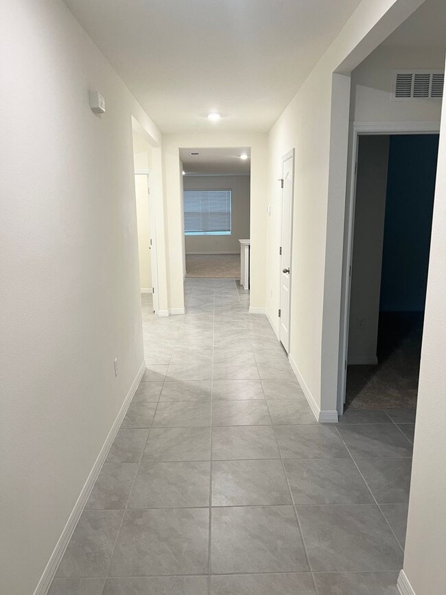 Building Photo - 4 BEDROOM 2 BATHROOM HOUSE FOR RENT