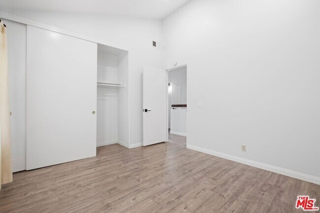 Building Photo - 833 Shadow Lake Dr
