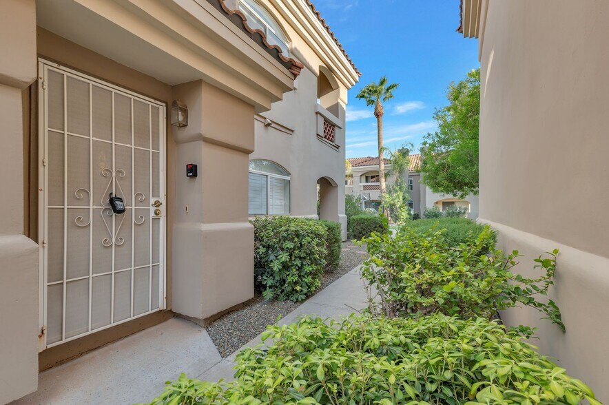 Building Photo - 8653 E Royal Palm Rd