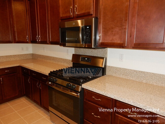 Building Photo - SINGLE STORY HOME IN ROSEVILLE!!!
