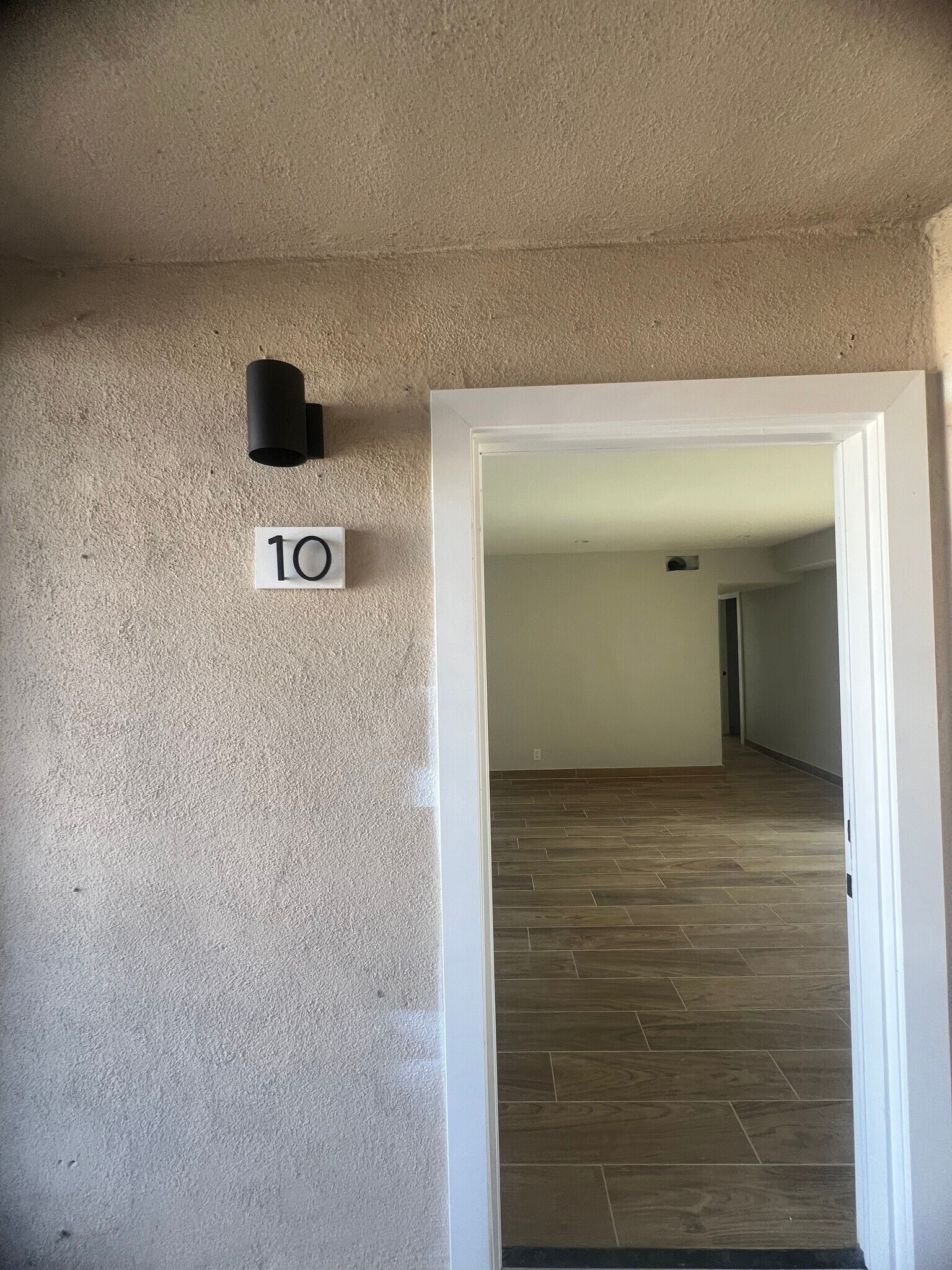 Building Photo - 13425 Vanowen St