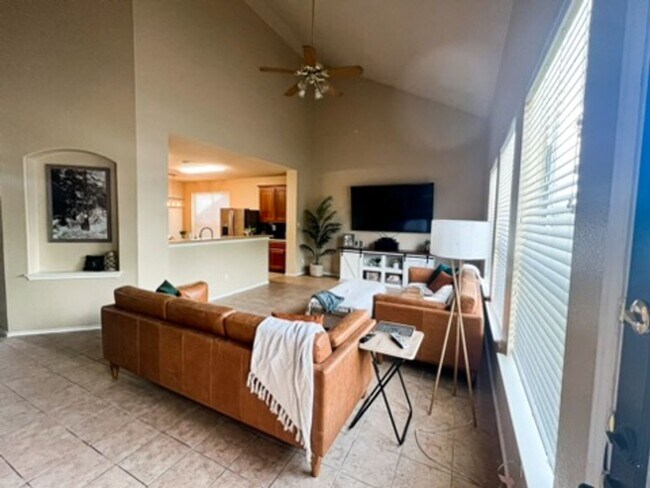 Building Photo - Large Pflugerville 4-bedroom/2.5 Bath Home in the Villages of Hidden Lake