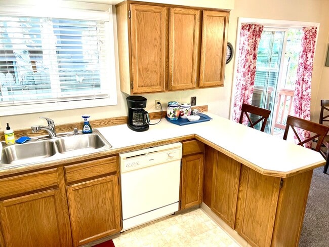 Building Photo - Downtown Furnished Two Bed Unit in Duplex-...