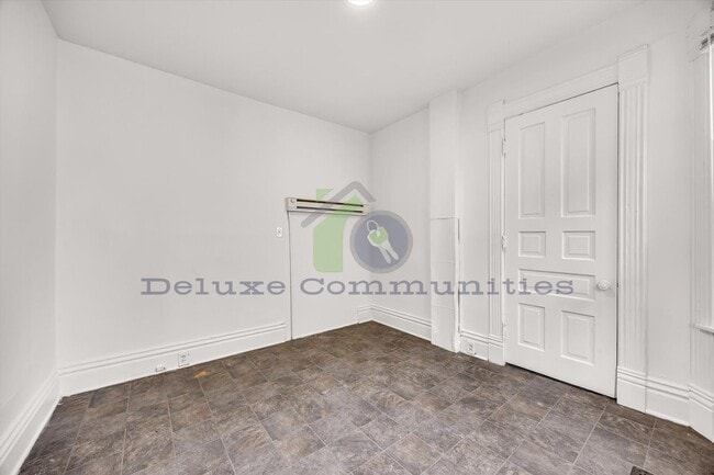 Building Photo - Charming 1 Bedroom with Natural Light & Basement Laundry