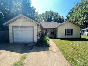 Building Photo - 1901 Dogwood Pl