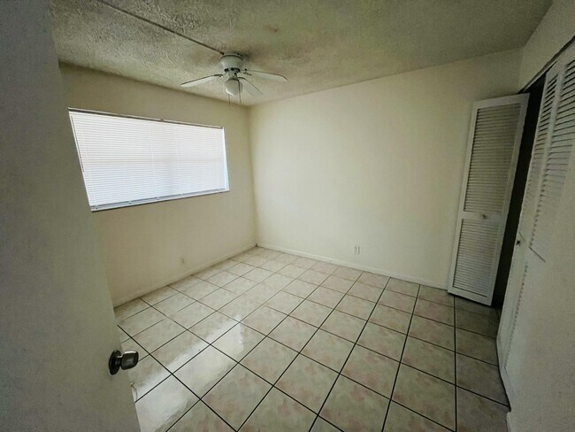 Building Photo - 9911 Sandalfoot Blvd