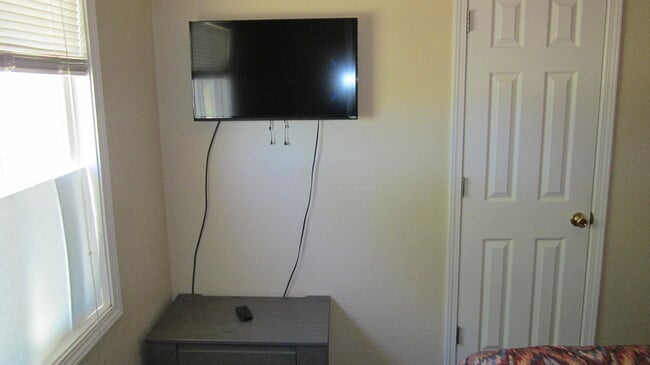 Building Photo - Lovely Fully Furnished 2 bed, 1 bath home