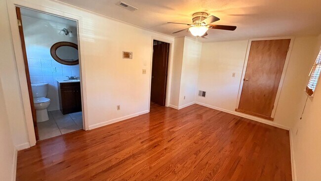 Building Photo - AVAILABLE NOW!